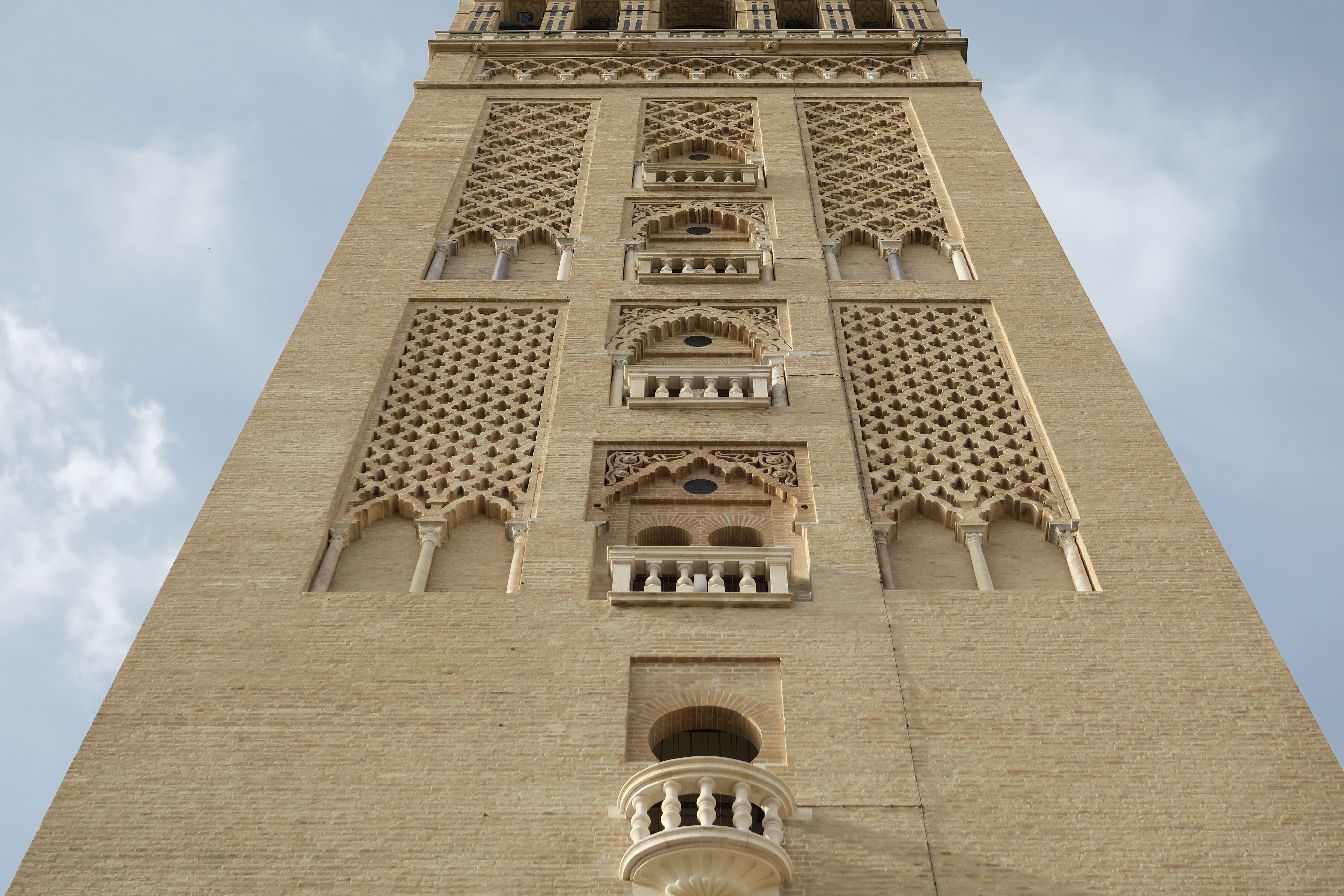 Detalle arquitectónico de la Giralda almohade